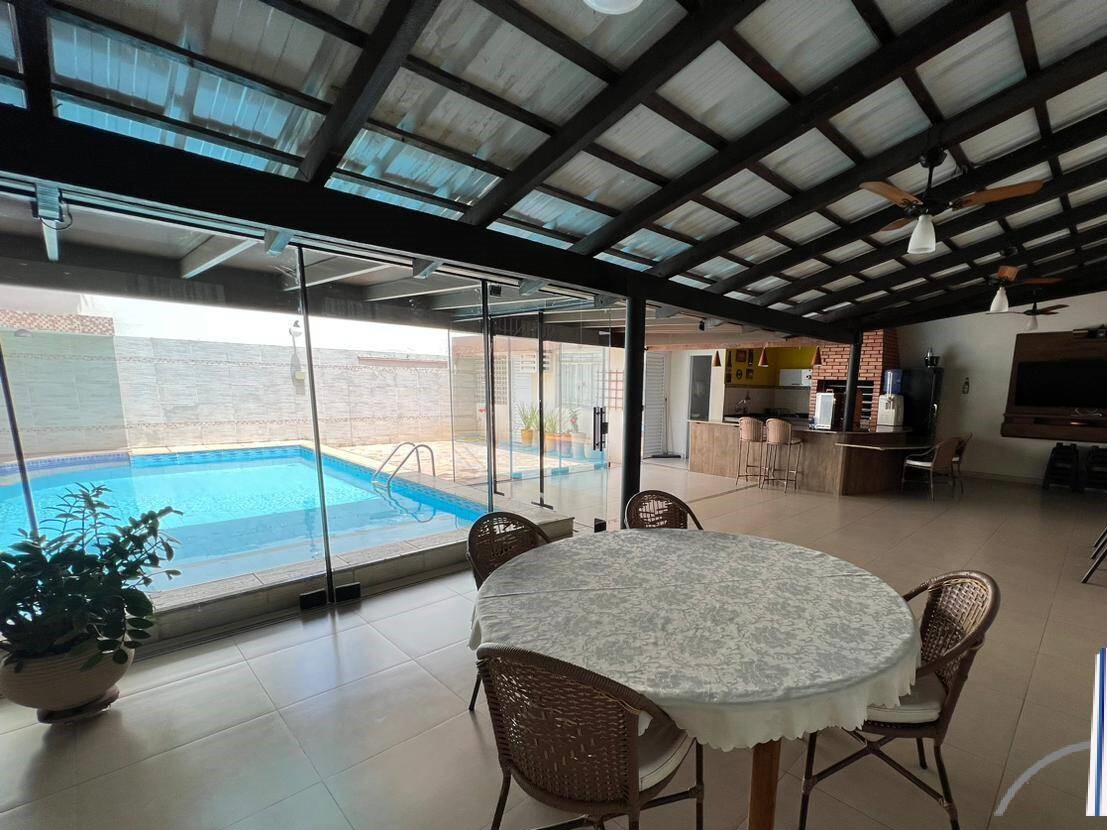 Casa à venda com 4 quartos, 309m² - Foto 1