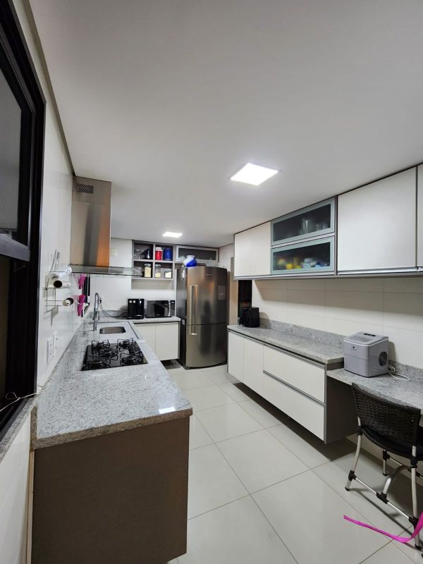 Apartamento à venda com 4 quartos, 209m² - Foto 4