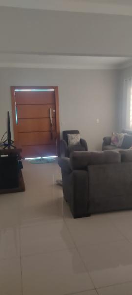 Casa com 3 quartos sendo 2 suítes