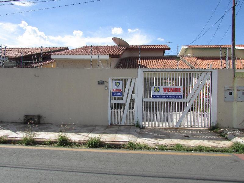 Casa com 3 quartos sendo 1 suíte