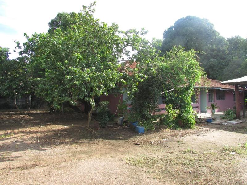 Casa com 1 quarto sendo 2 suítes