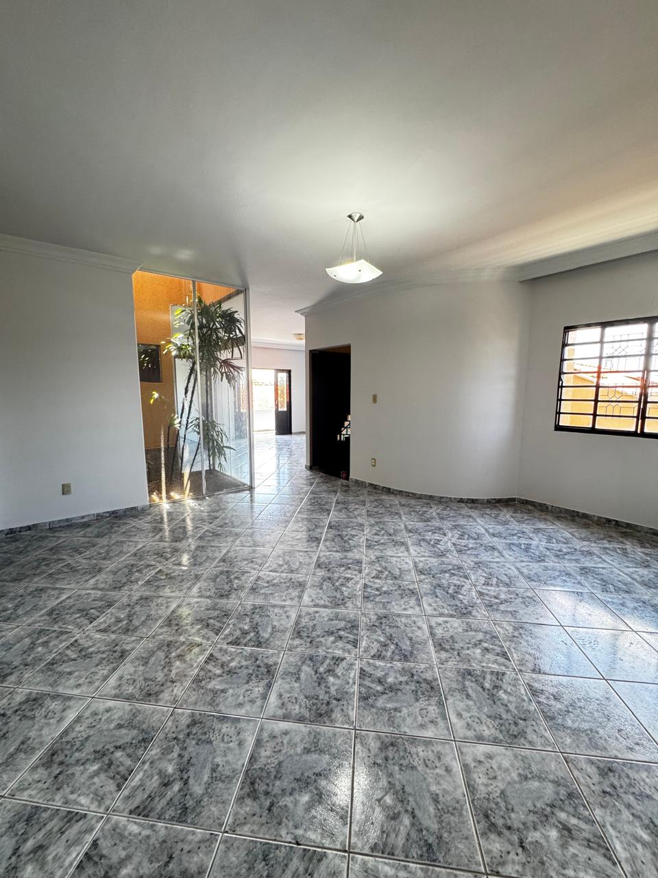 Casa com 4 quartos sendo 4 suítes